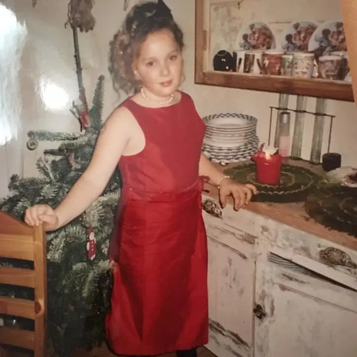 124478755_189699275991732_6465059281566913212_n Eléonore Bouchonneau dans sa jeunesse au Salon de Thé de Noël de Marie-France Bouchonneau